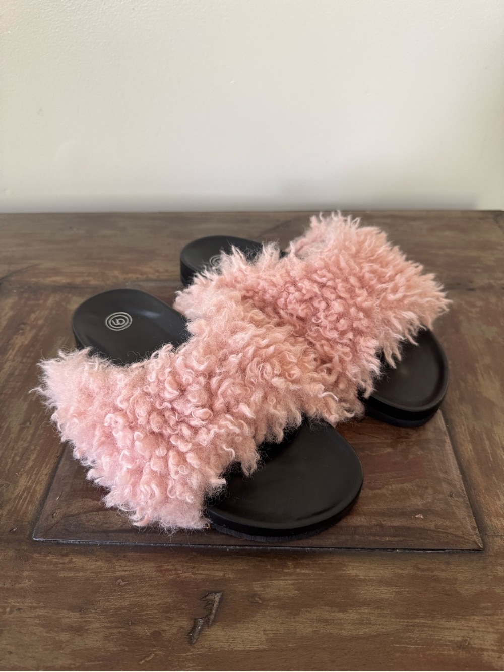 Urban Outfitters Pink Faux‎ Shearling Fur Pool Slides Slippers Women’s Size 9